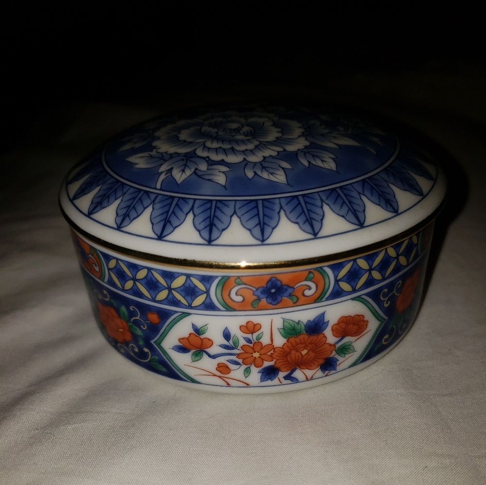 Tiffany & Co Imari Porcelain Round Trinket Box